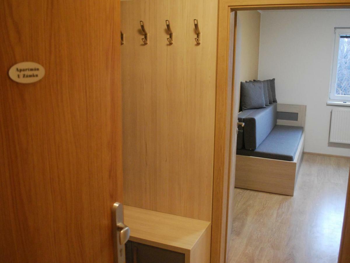 Apartman U Zamku โลชนา นาดเด เดสเนา ภายนอก รูปภาพ